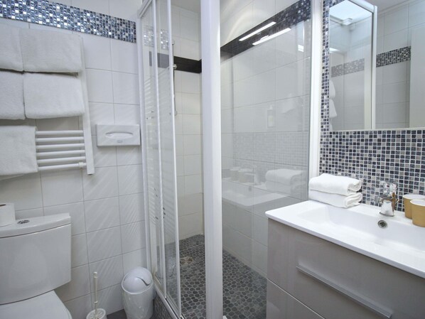Premium bedding, in-room safe, individually furnished, desk - greet Hotel Dijon Sud Longvic (Longvic)