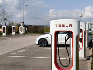 Electric vehicle-charging station - greet Hotel Dijon Sud Longvic (Longvic)