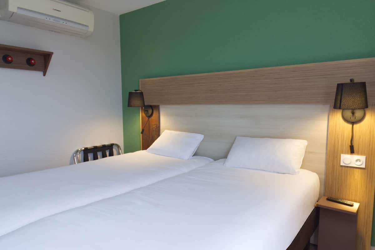 Camera Standard, 2 letti singoli (POP) | Biancheria da letto di alta qualità, una cassaforte in camera