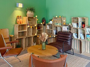 Lobby sitting area - greet Hotel Dijon Sud Longvic (Longvic)
