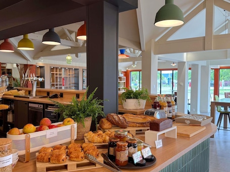Petit déjeuner buffet servi tous les jours en supplément. greet Hotel Dijon Sud Longvic