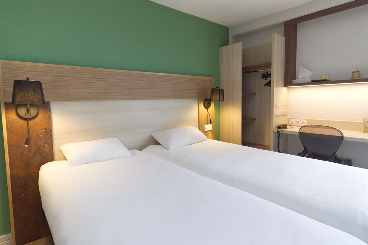 POP Standard Room, 2 Single Beds | Premium bedding, in-room safe, individually furnished, desk