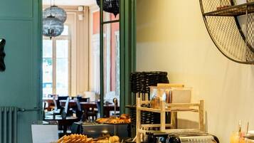 Dagelijks ontbijtbuffet (EUR 19 per persoon)