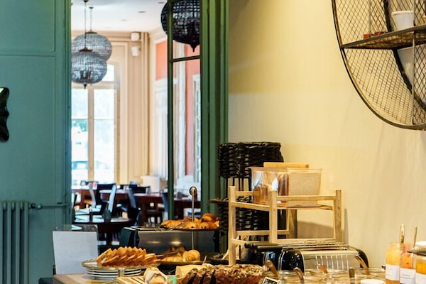 Daily buffet breakfast for a fee