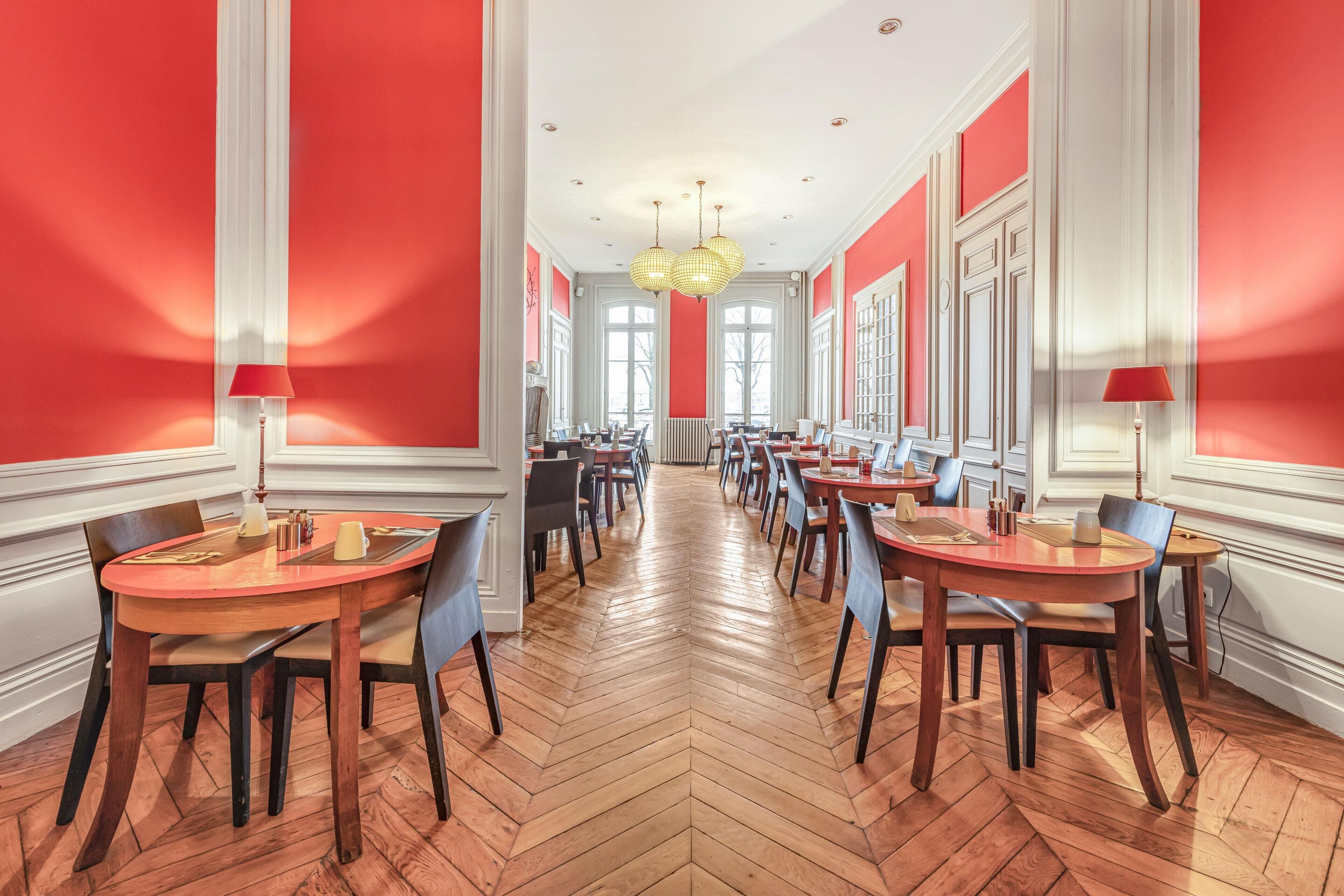 Petit déjeuner buffet (19 EUR par personne)