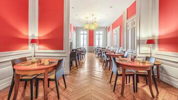 Petit déjeuner buffet (19 EUR par personne)