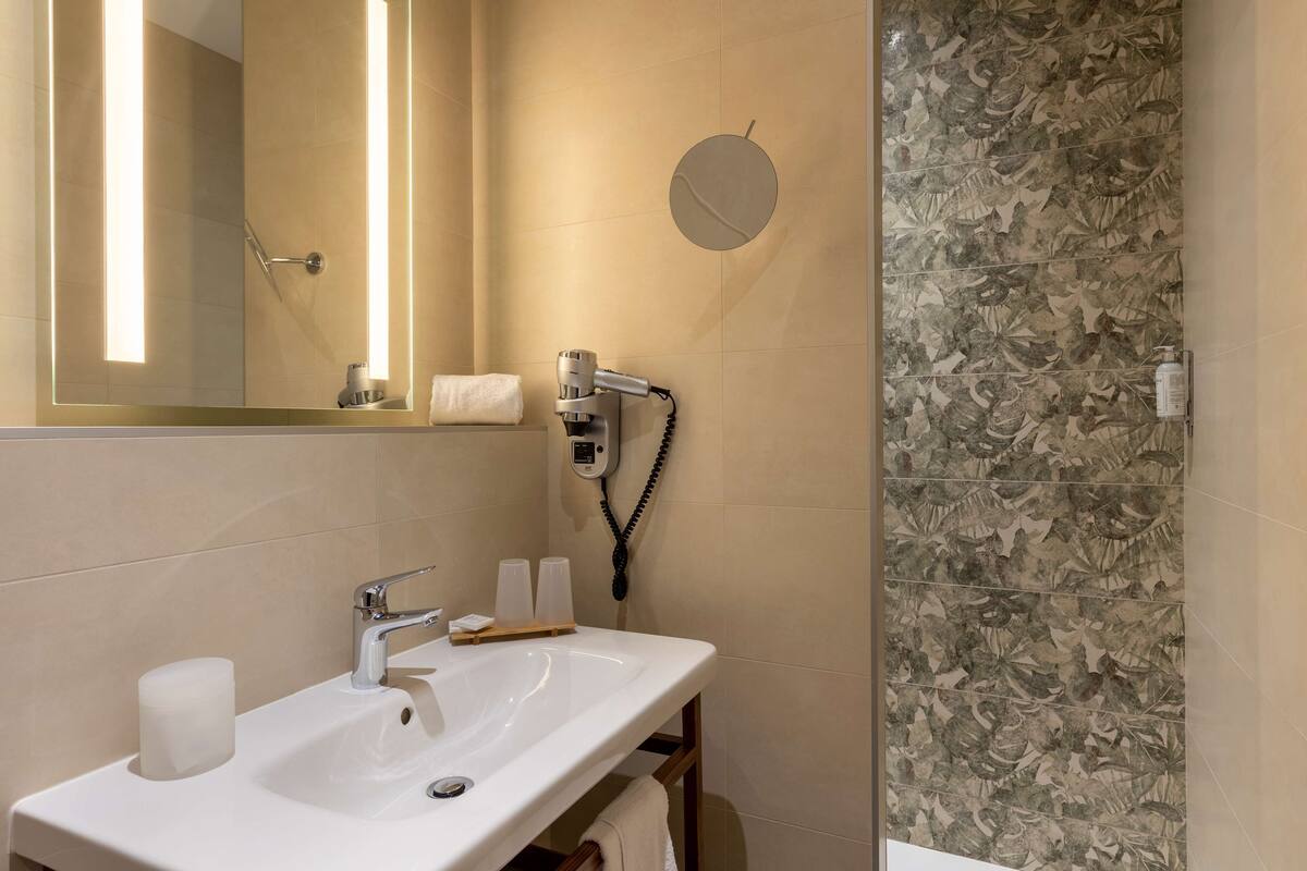 comfort room, 1 queen bed, courtyard view | bathroom | hair dryer, towels