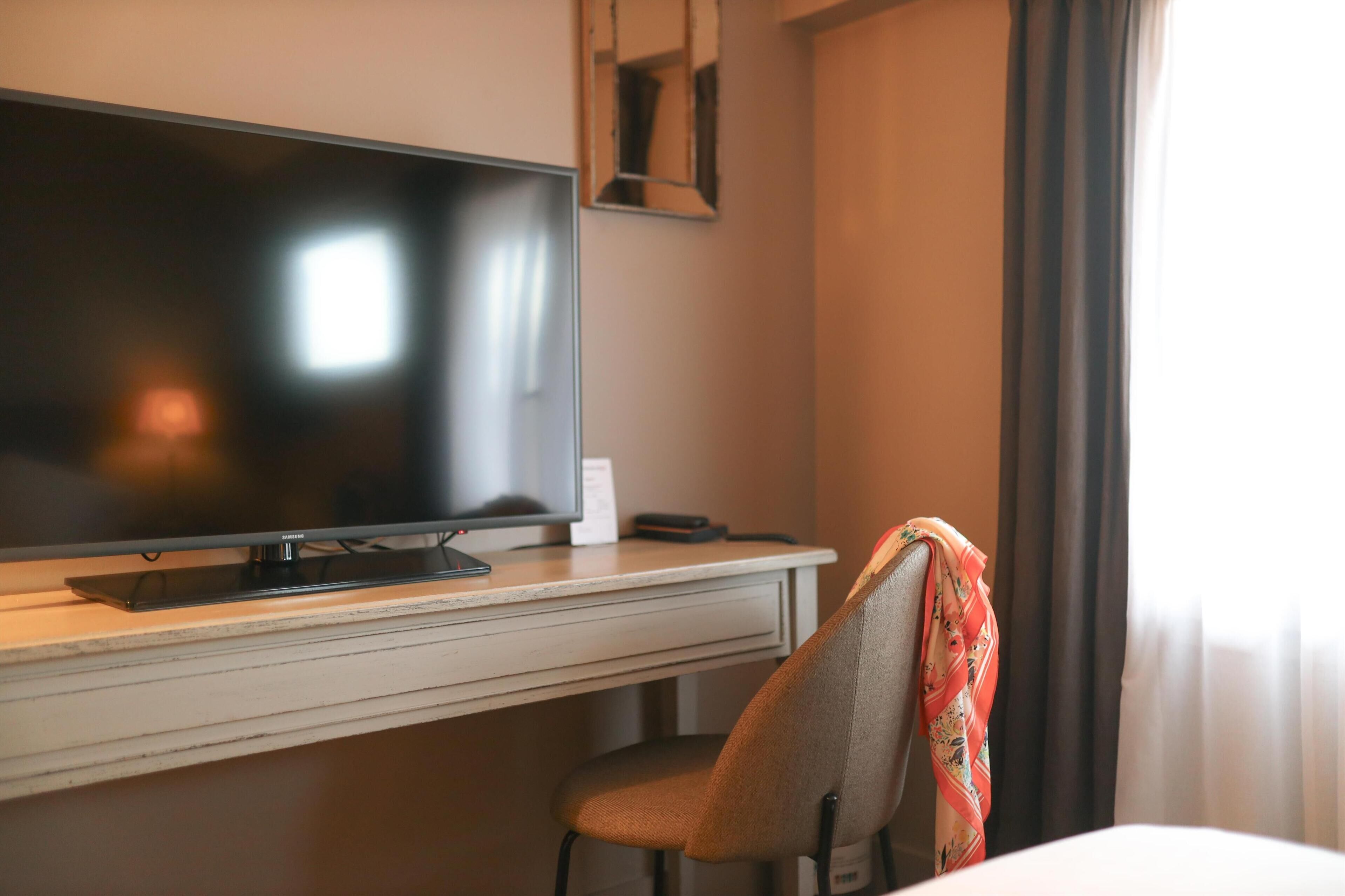 standard room, 1 double bed, courtyard view | in-room safe, individually furnished, desk, soundproofing