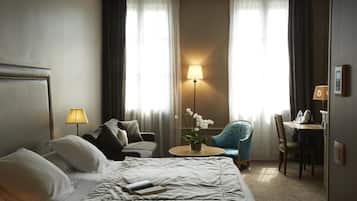 Een kluis op de kamer, individueel gemeubileerd, een bureau