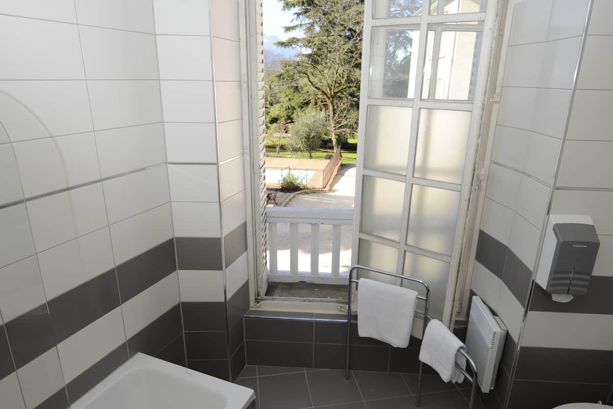 cosy room | bathroom | combined shower/bathtub, hair dryer, towels