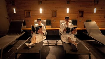 Un sauna, una bañera de hidromasaje, baño turco, baño turco/hammam