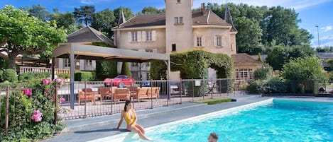 Utendørsbasseng og solsenger