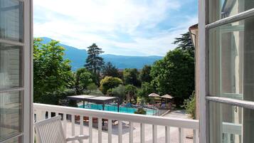 Outdoor pool, sun loungers