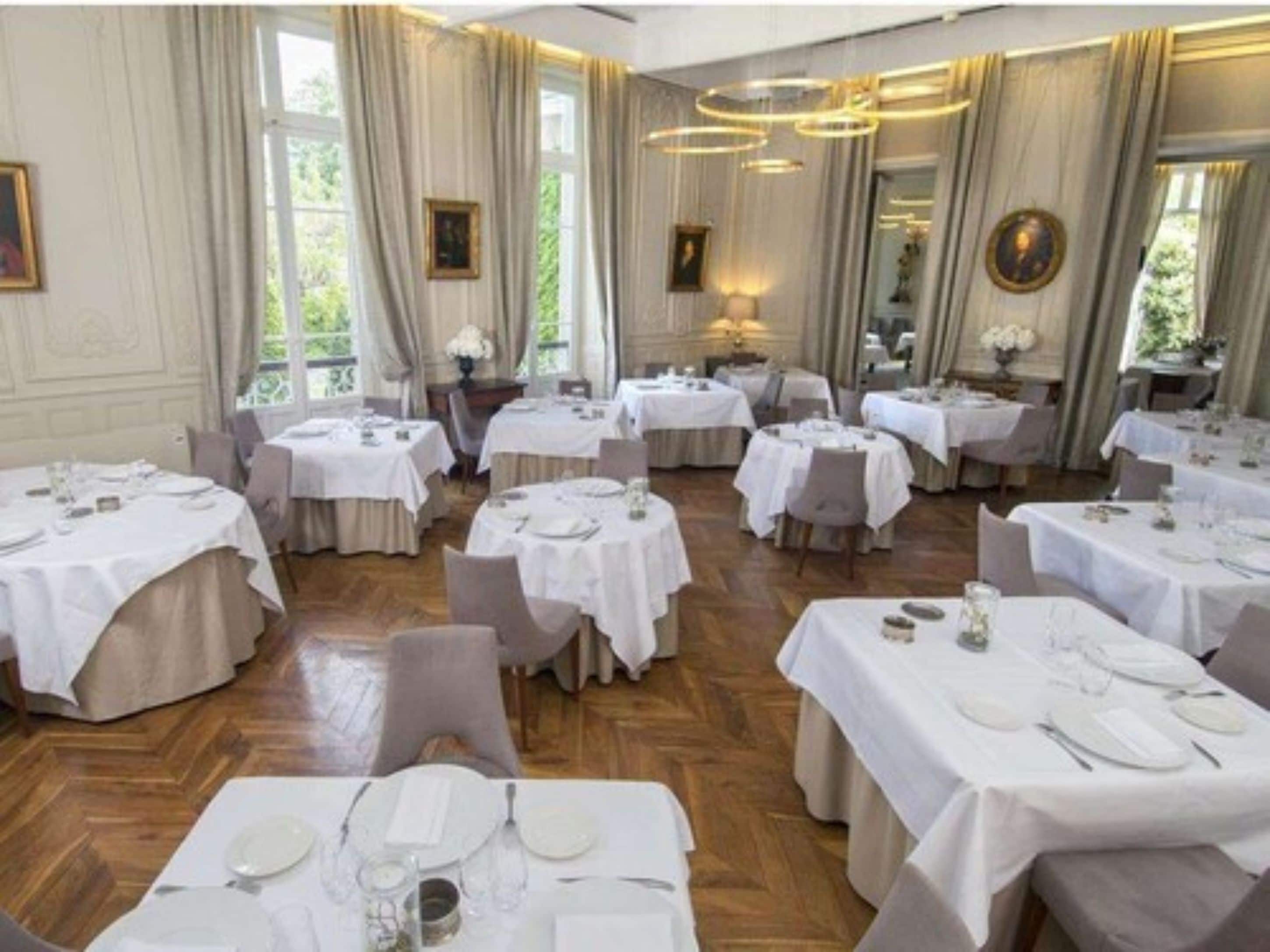 lunch and dinner served