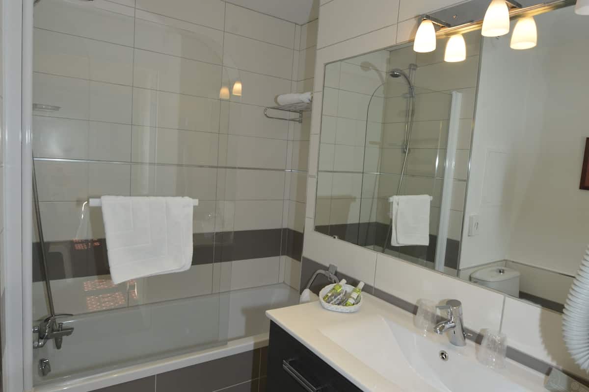 standard room | bathroom | combined shower/bathtub, hair dryer, towels