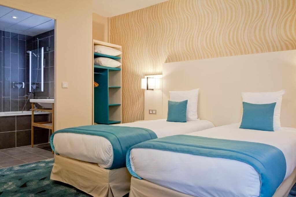triple room | desk, soundproofing, free wifi, bed sheets