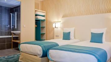 Triple Room | Desk, soundproofing, free WiFi, bed sheets