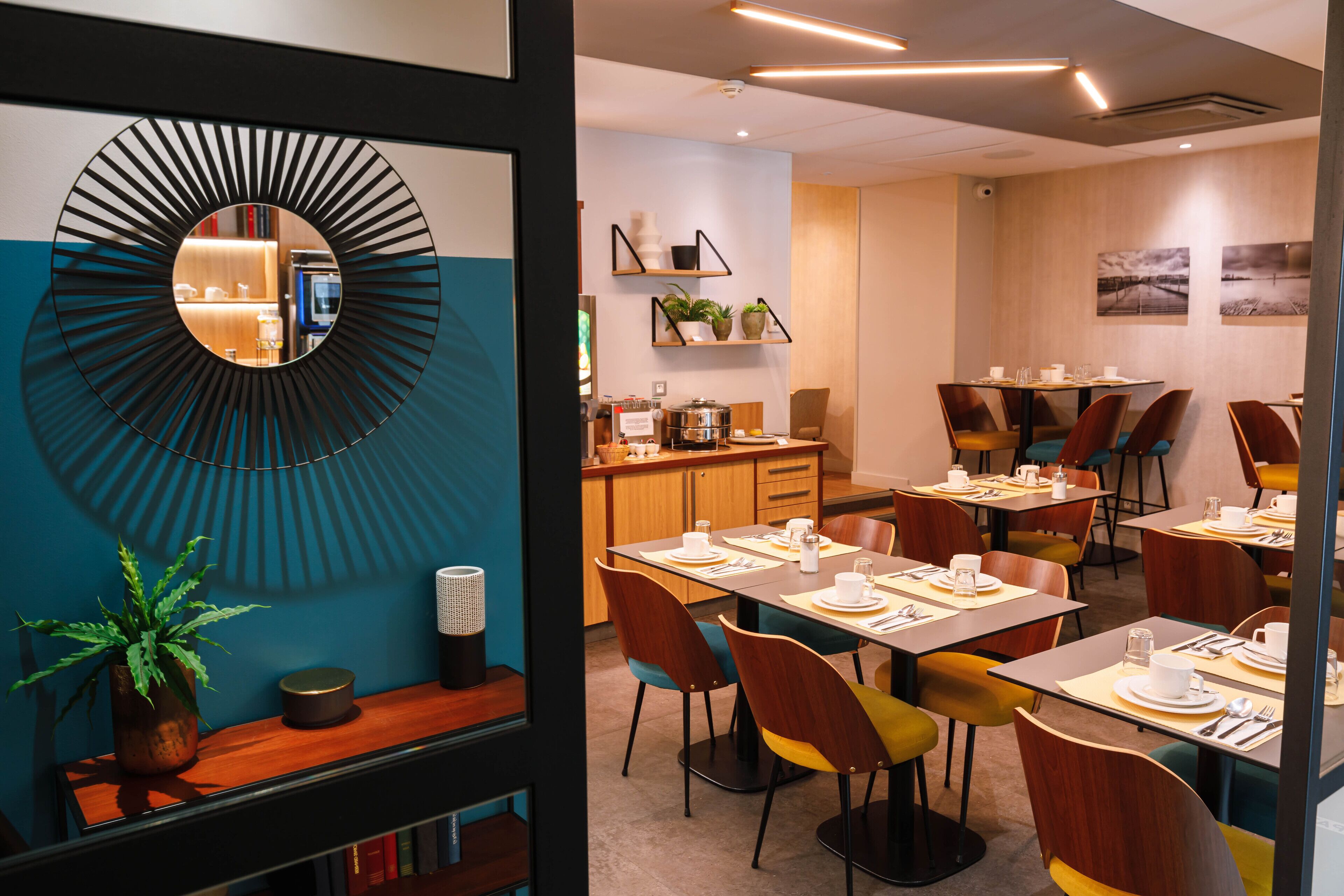 بوفيه فطور يوميًا بتكلفة قدرها (14.9 EUR للشخص)