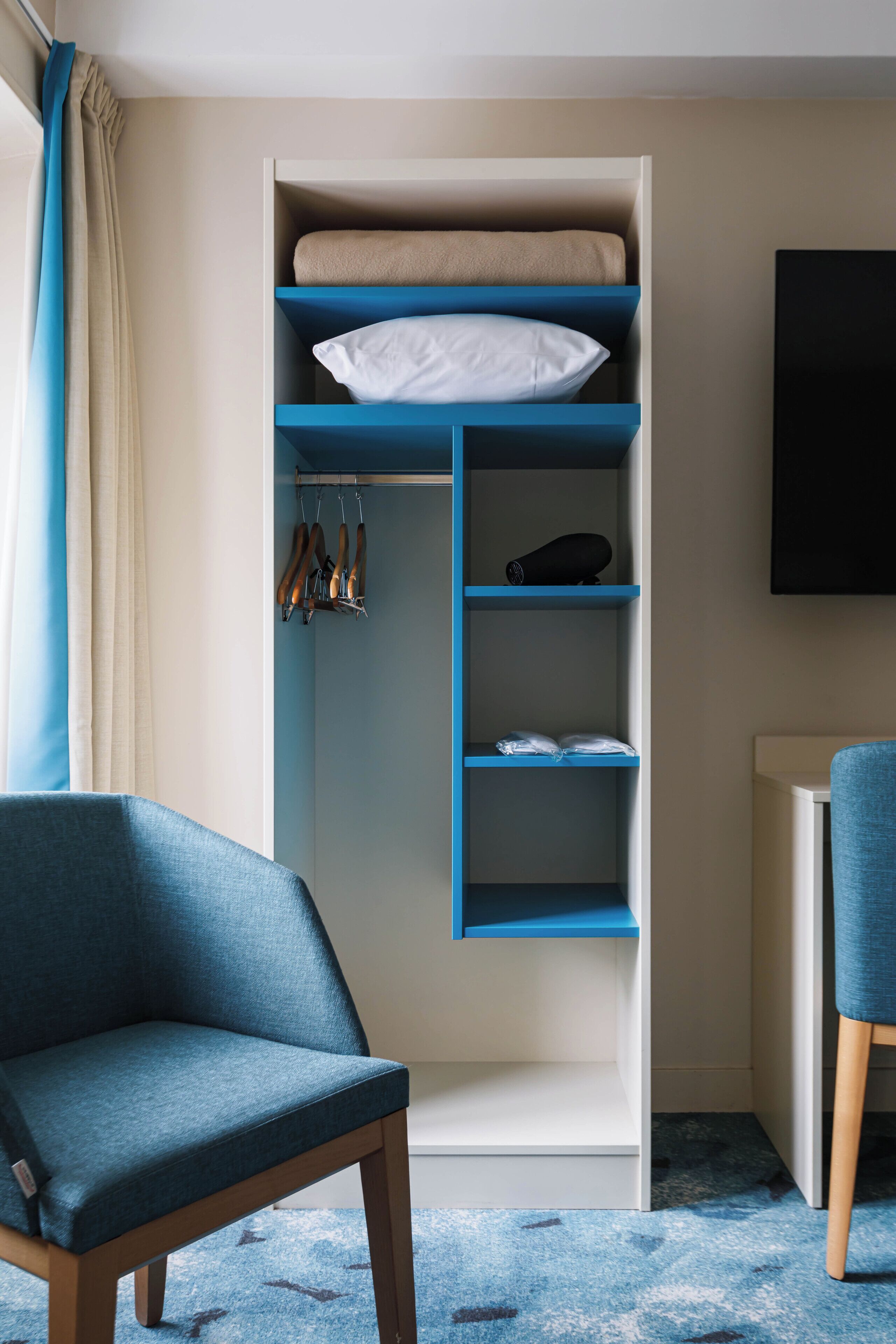 triple room | desk, soundproofing, free wifi, bed sheets