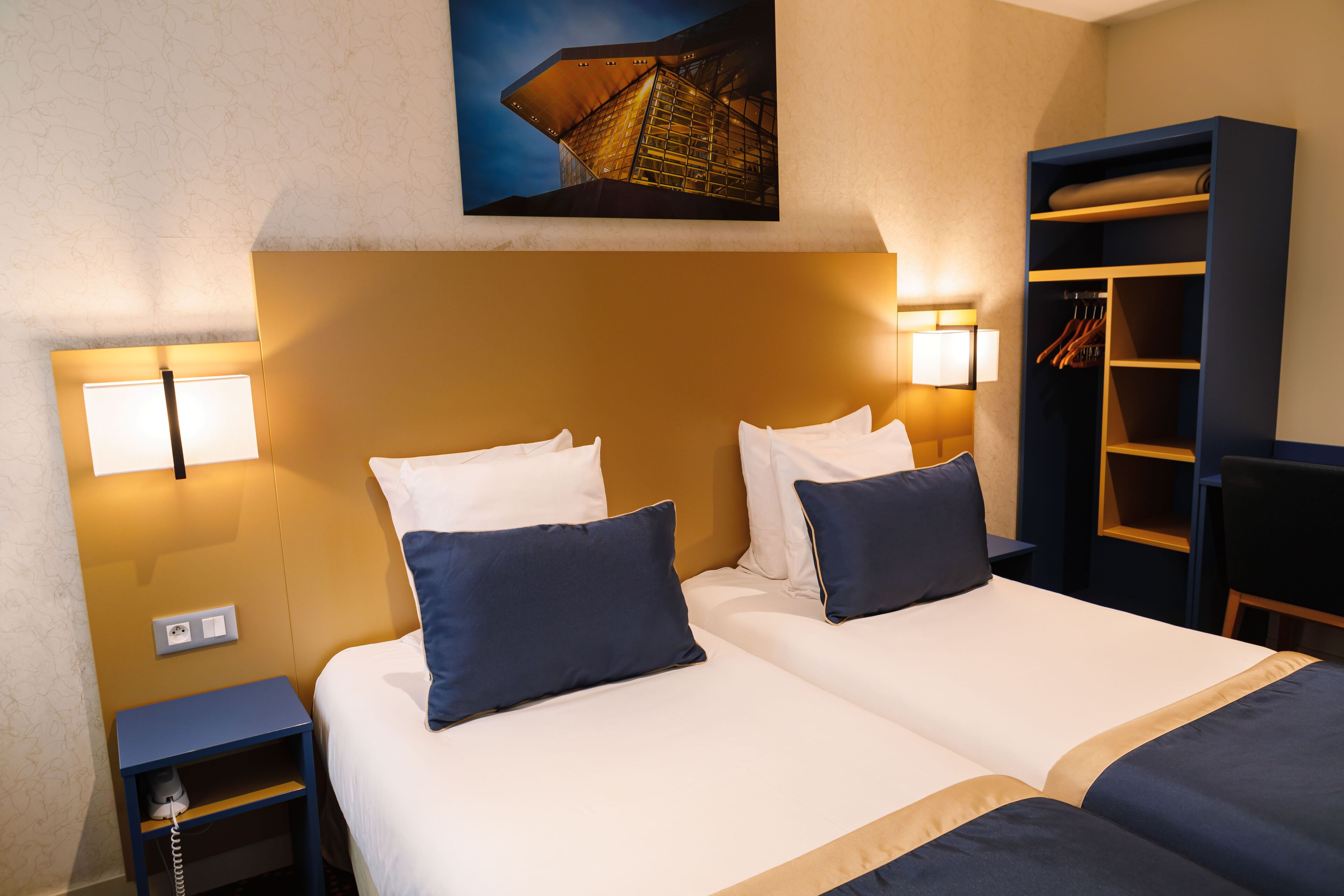 classic twin room | desk, soundproofing, free wifi, bed sheets