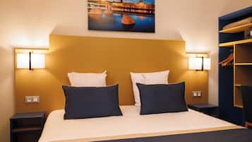 Habitación superior con 1 cama doble o 2 individuales | Escritorio, sistema de insonorización, wifi gratis y ropa de cama