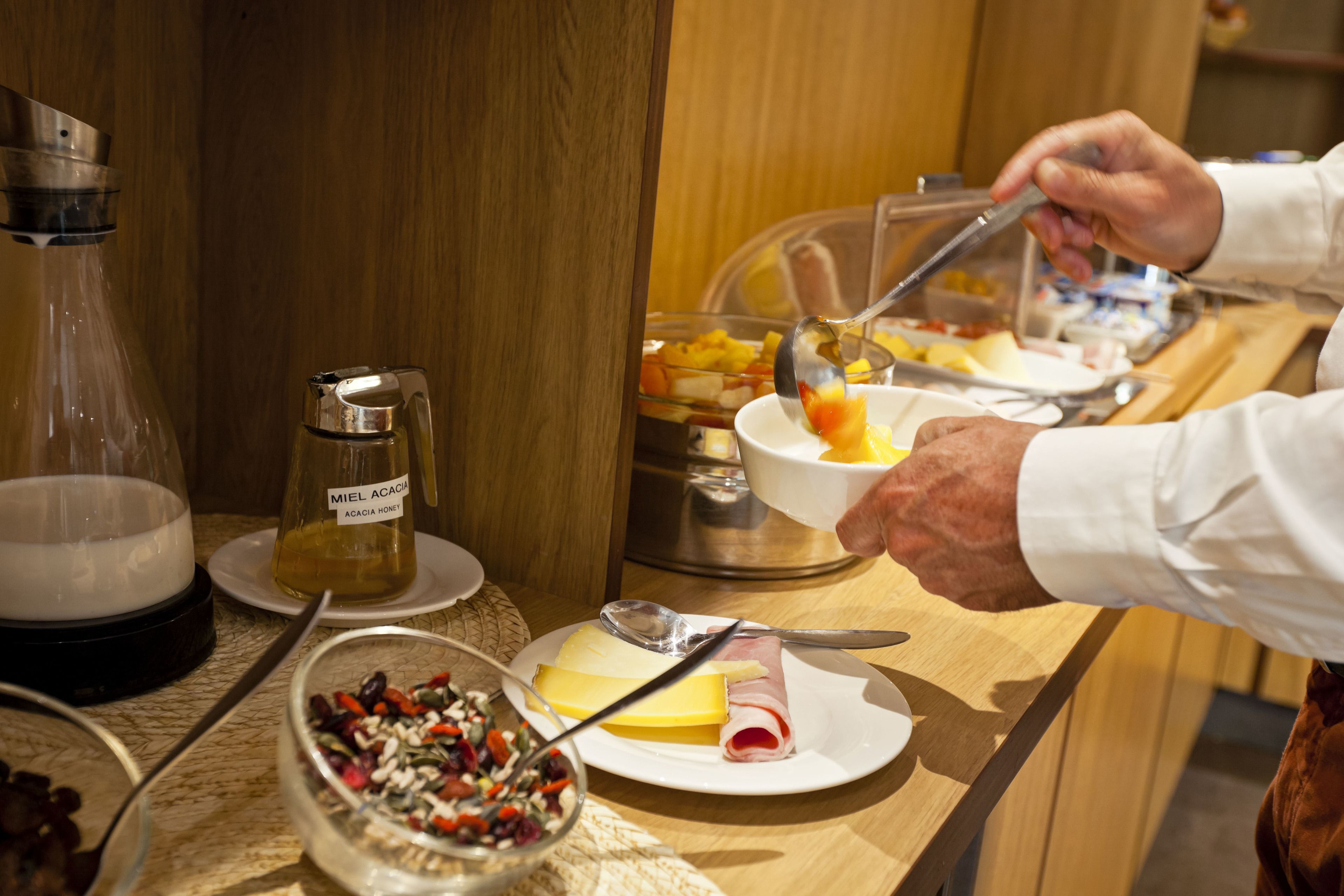 Un buffet con diversi piatti e condimenti.