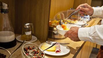 Un buffet con diversi piatti e condimenti.