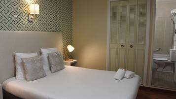 Chambre Double Standard (un lit double - pas de lits simples) | Coffres-forts dans les chambres, décoration personnalisée