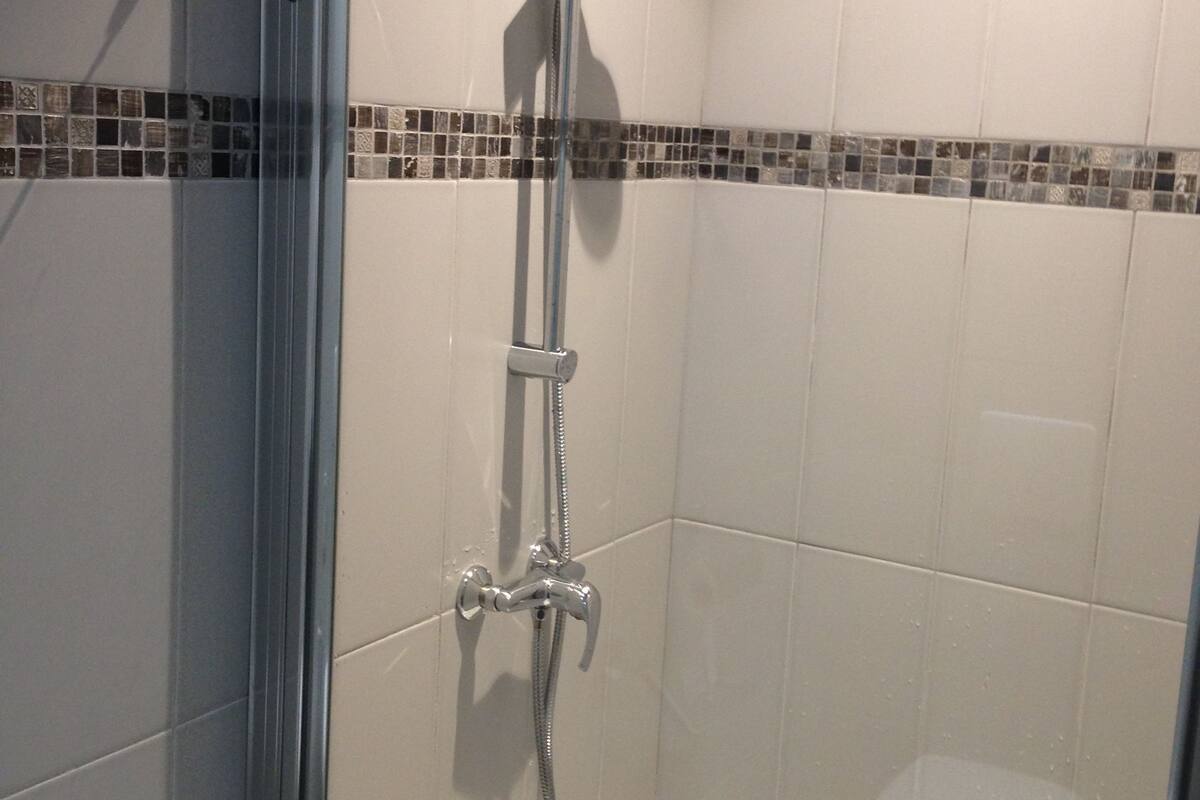 superior double room | bathroom shower