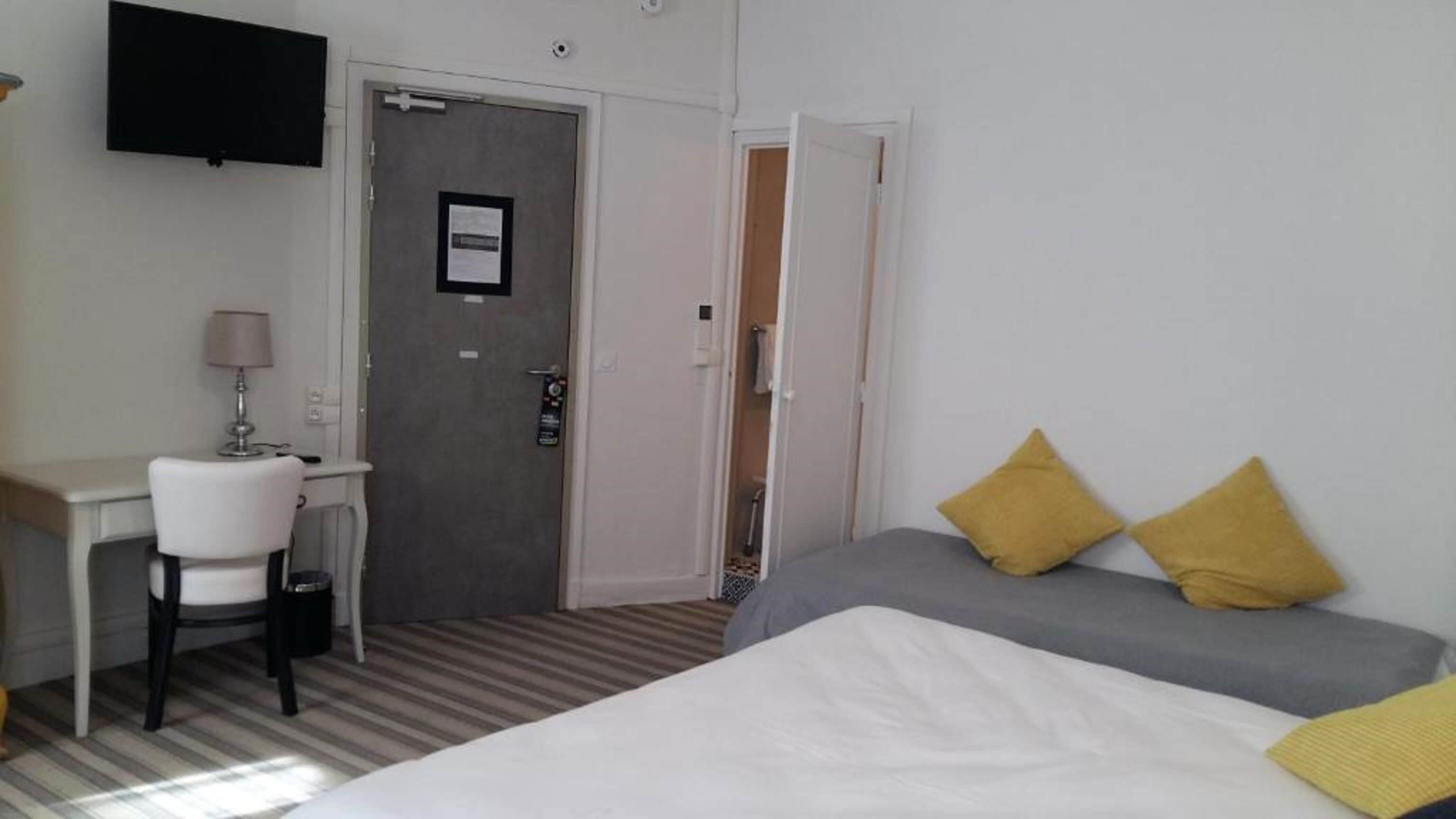 superior double room | in-room safe, individually decorated, individually furnished, desk