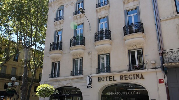 A multi-story building with a sign reading "HOTEL REGINA." - Regina Hotel (Avignon)