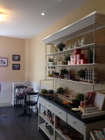 每日供应自助式早餐（每人 EUR 14）