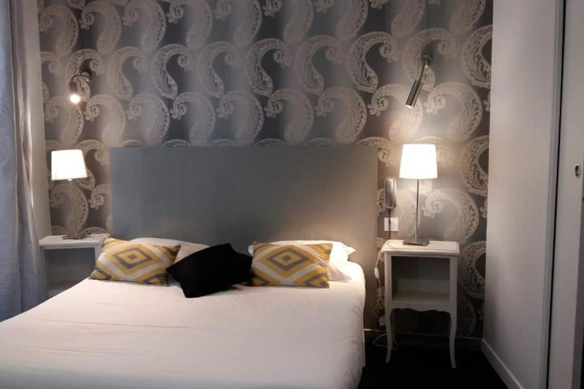 superior double room | in-room safe, individually decorated, individually furnished, desk