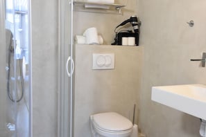 Chambre supérieure double | Salle de bain | Douche, séchoir à cheveux, serviettes fournies