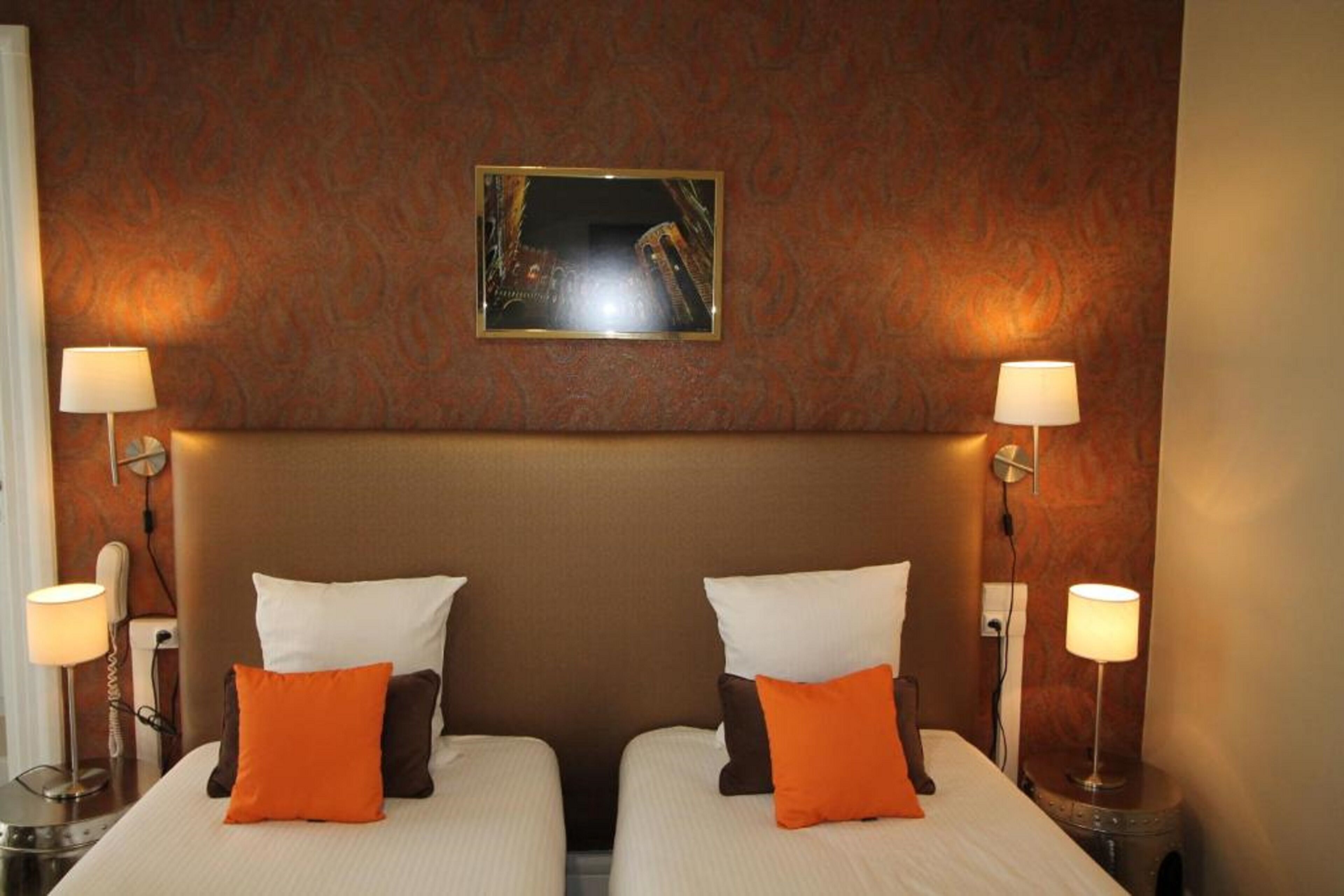 standard twin room | in-room safe, individually decorated, individually furnished, desk