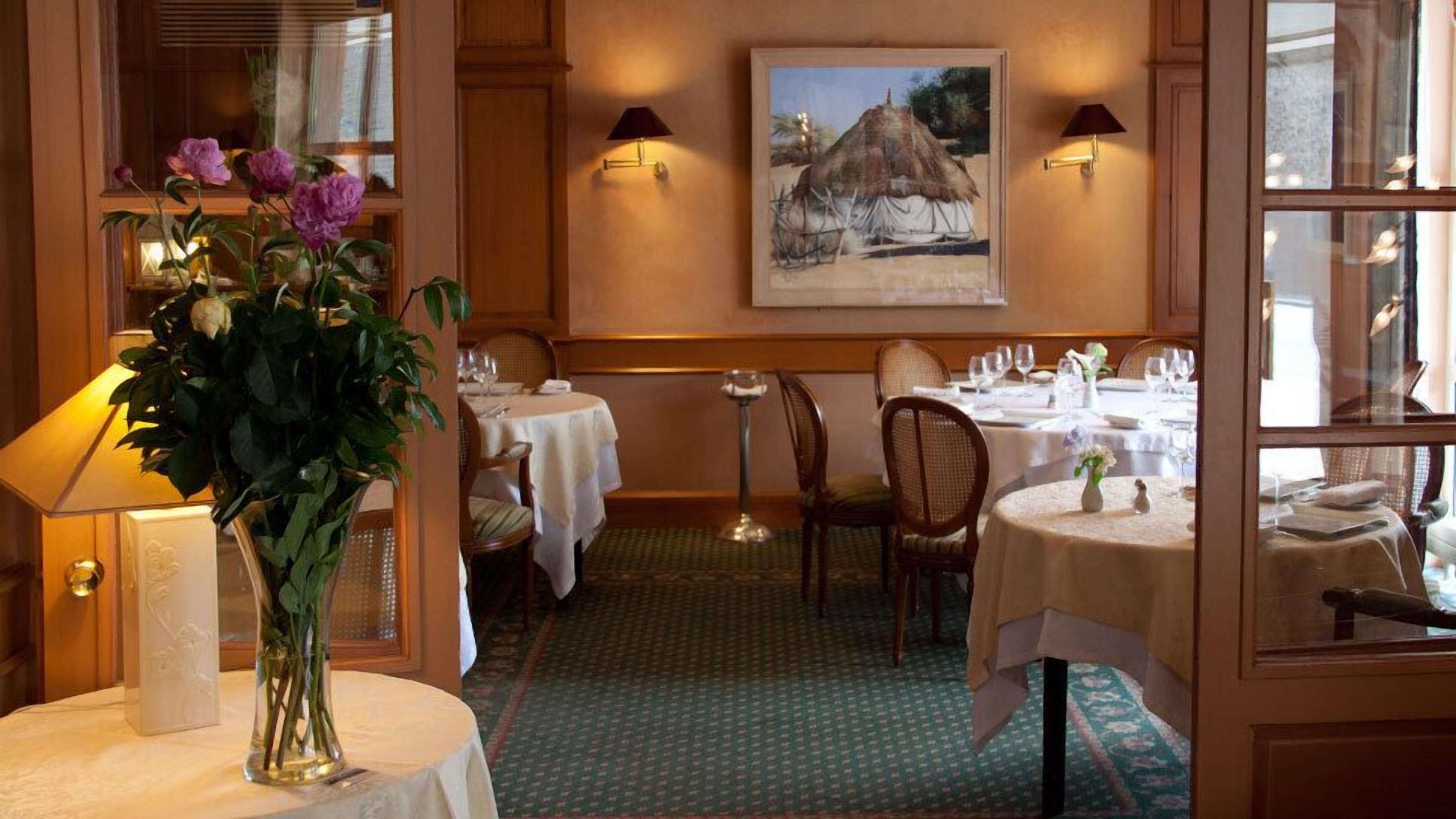 Phục vụ bữa trưa, đặc sản địa phương