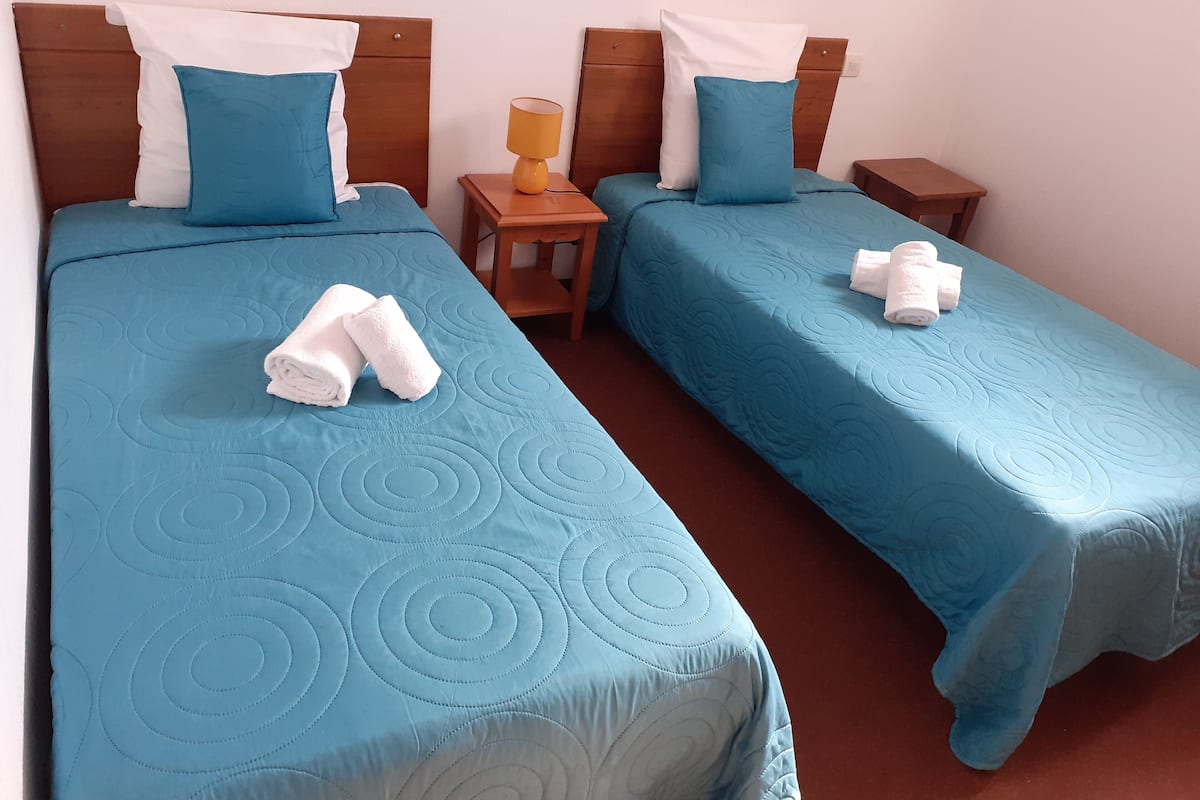Zweibettzimmer | Bügeleisen/Bügelbrett, Babybetten