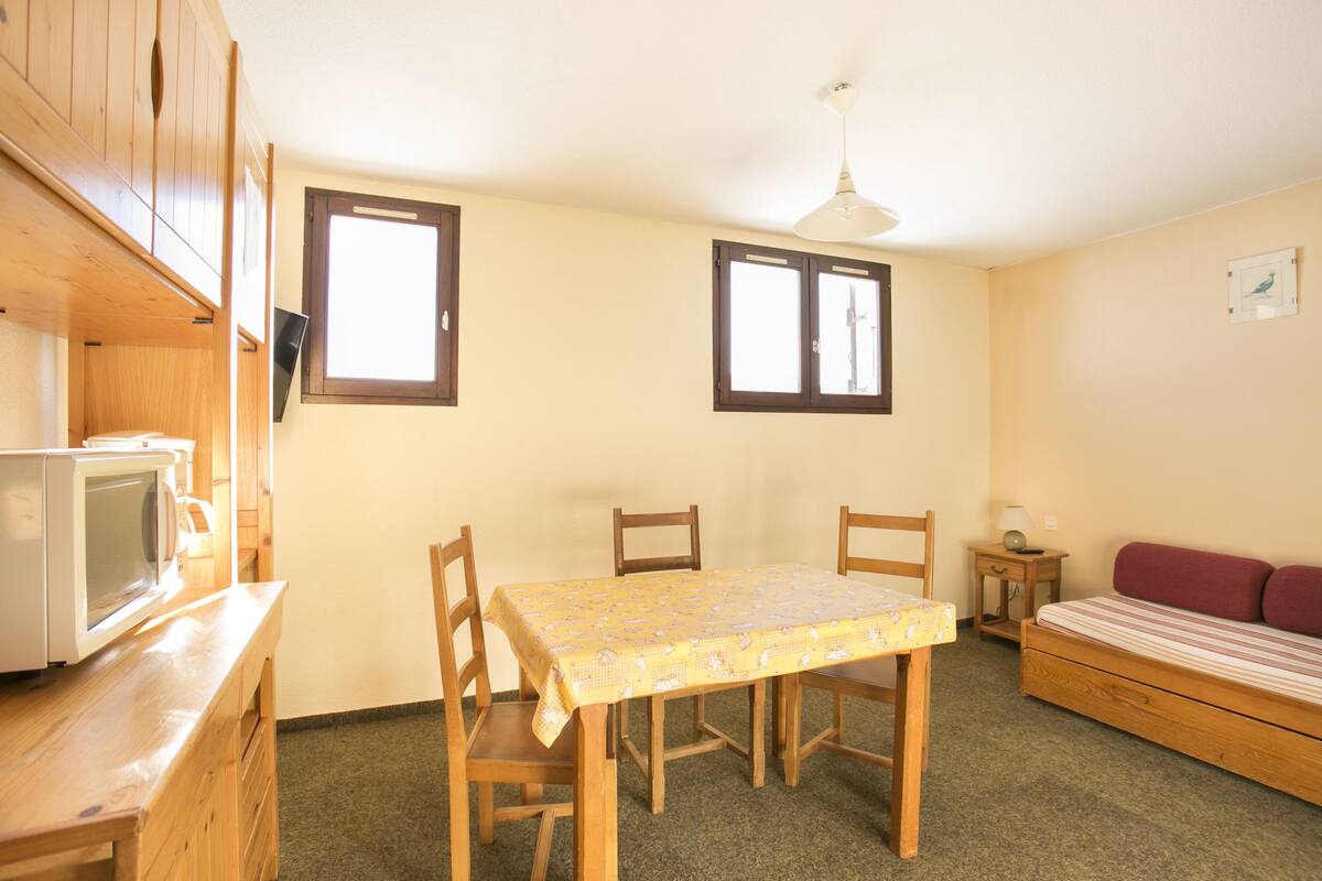 Studio (3 People) | Iron/ironing board, cots/infant beds