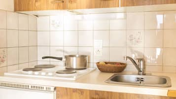 Apartment, 1 Bedroom (5 People) | Iron/ironing board, cribs/infant beds