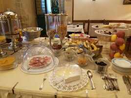 Daily continental breakfast (EUR 15.90 per person)