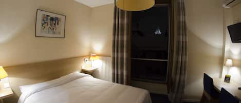 Työpöytä, äänieristys, silitysrauta/-lauta, ilmainen Wi-Fi