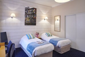 Quadruple Room | Desk, soundproofing, iron/ironing board, free WiFi