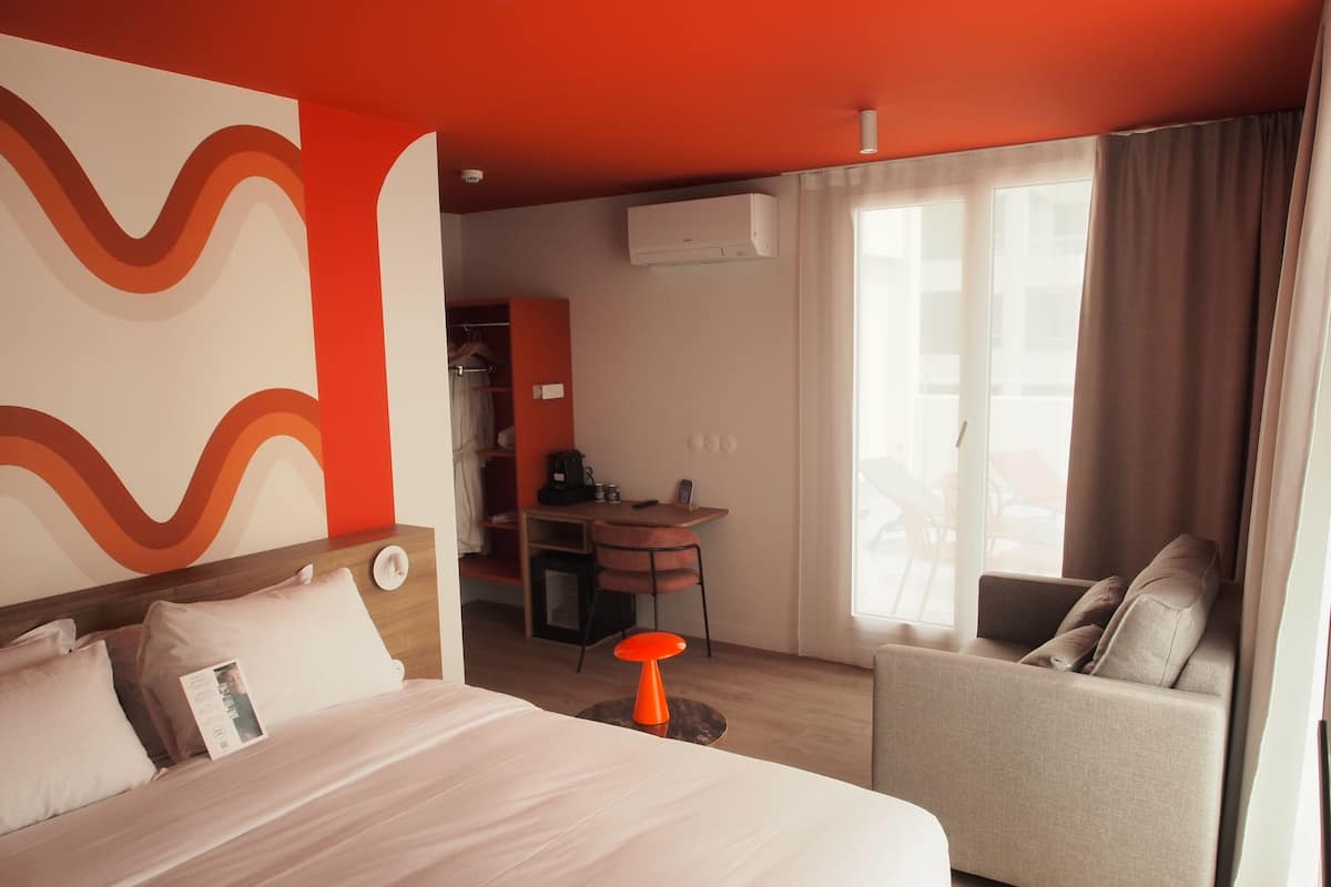 Escritorio, wifi gratis y ropa de cama