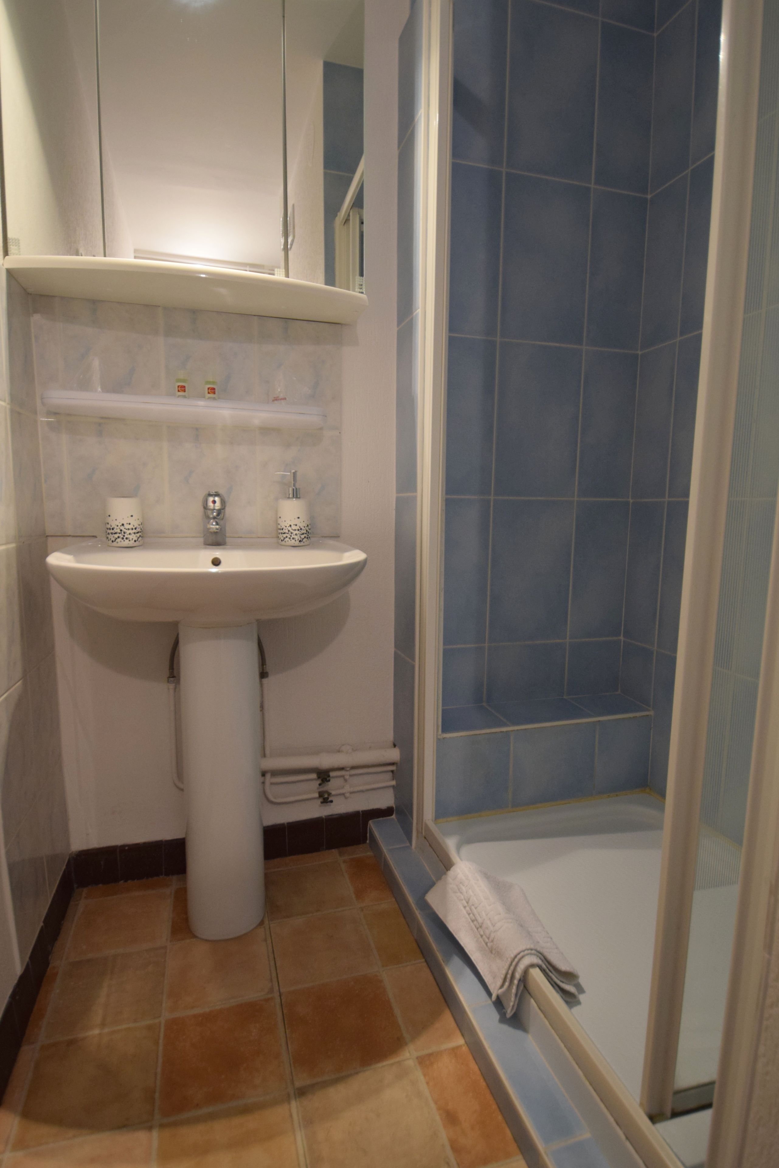 comfort apartment, 2 bedrooms, beachside | desk, free wifi, bed sheets