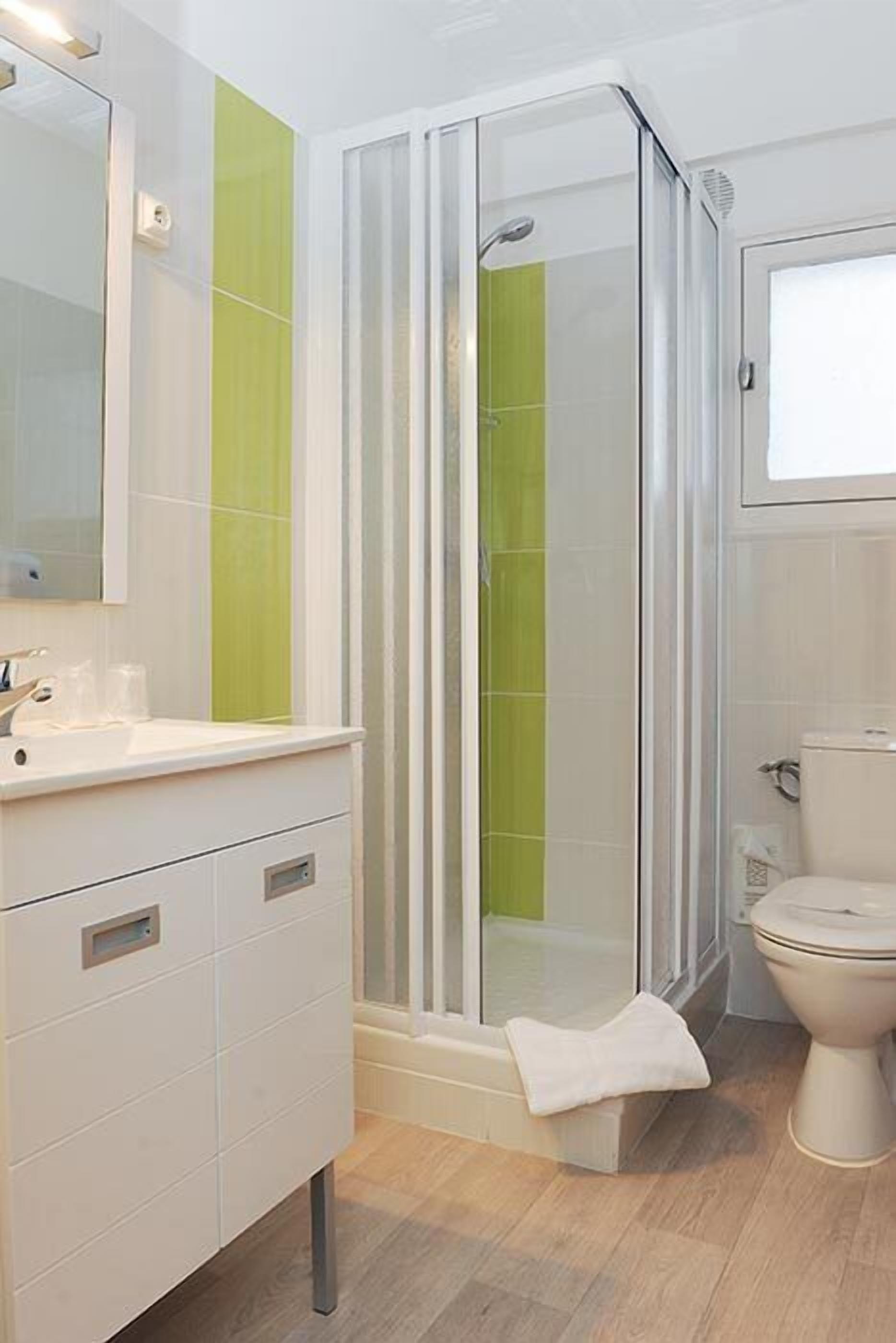 double or twin room (touristique) | bathroom | shower, free toiletries, hair dryer, towels