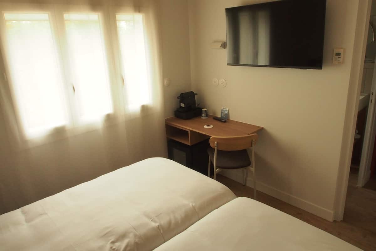 Escritorio, wifi gratis y ropa de cama