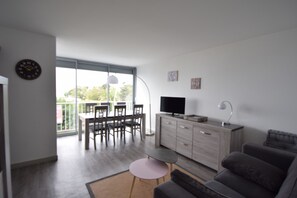 Comfort-Apartment, 2 Schlafzimmer, am Strand | Wohnbereich