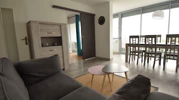 Appartement Confort, 2 chambres, en bord de plage | Bureau, Wi-Fi gratuit, draps fournis