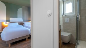 Escritorio, wifi gratis y ropa de cama 