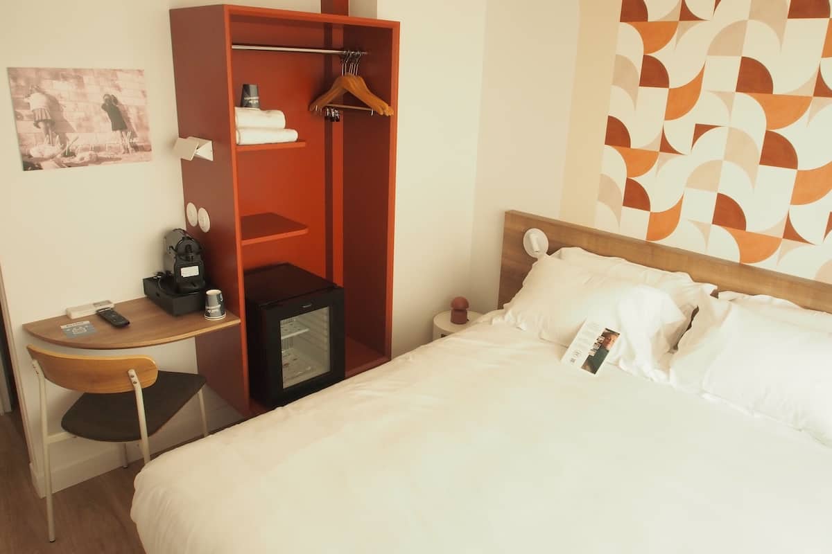 Escritorio, wifi gratis y ropa de cama